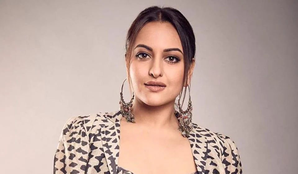 picture of Actress sonakshi sinha looking stunning in Brown and black outfit.